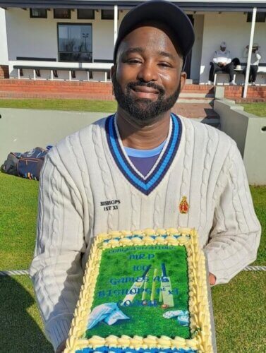 Bishops' coach >>> shows off the special cake he received to celebrate his 100th match in charge. Photo: Bishops Diocesan College on Facebook.
