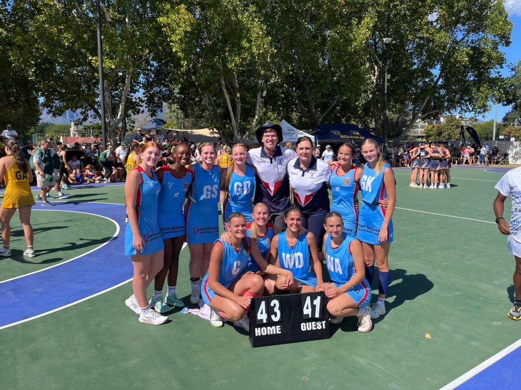 Valia-gees vier hoogty op die netbalbaan